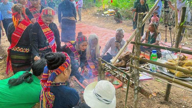Quảng Bình: Bhrợ têng bhiệc bhan chướt ha roo âng manuyh Bru- Vân Kiều