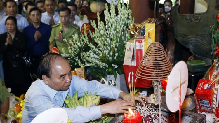 Chủ tịch nước Nguyễn Xuân Phúc bắt hương hay k’noọ Chủ tịch Hồ Chí Minh