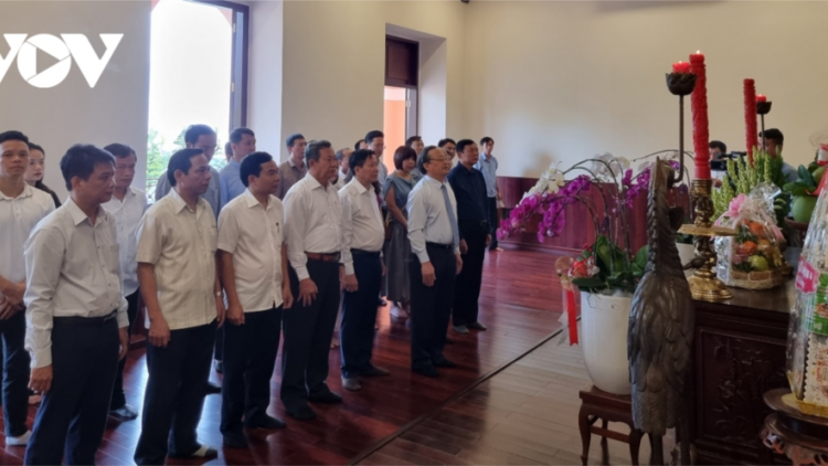 K’bhuh đại biểu Đài P’rá Việt Nam băt  hương hay tước Chủ tịch Hồ Chí Minh