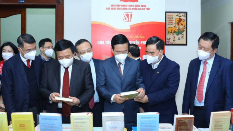 Pa căh măt bêệ sách âng Tổng Bí thư Nguyễn Phú Trọng ooy acoon c’lâng lươt ting CNXH coh Việt Nam