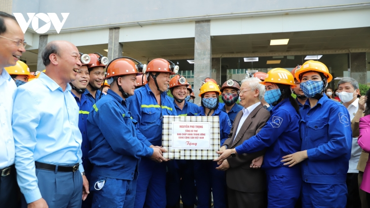 Tổng Bí thư Nguyễn Phú Trọng lưm lâng bhrợ bhiệc đhị tỉnh Quảng Ninh