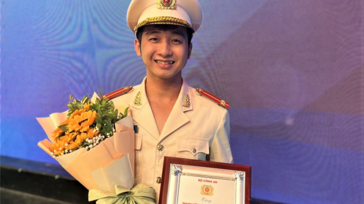 Trung úy Trịnh Hữu ĐệMuy cha năc đha đhâm tr’haanh âng Công an Cà Mau
