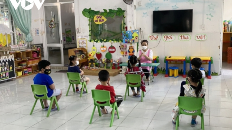 Trường học bấc F0, F1: Học sinh lâng giáo viên zêng k’rang k’pân