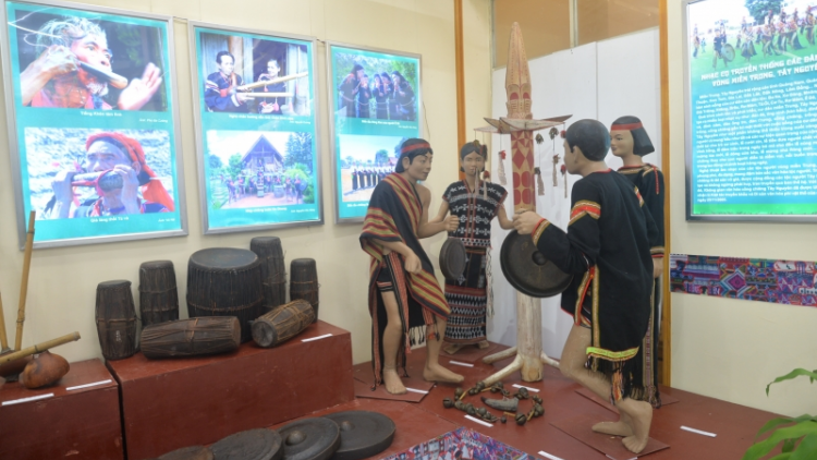 Triển lãm tr’coọ xa nul ty đanh âng pazêng acoon coh Việt Nam đhị Cần Thơ