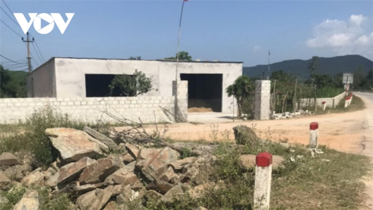 Pr’loọng đong Phó Bí thư Đảng uỷ chr’val bhrợ pr’đươi lất xa nay đương vêy ta chroót pa chô cr’van bhrợ râu mốp loom coh đhanuôr