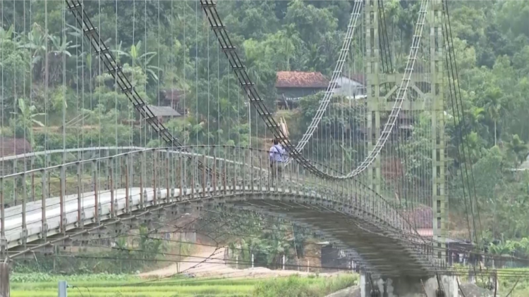 Pa dưr bh’rợ ch’choh, b’băn cơnh c’lâng bh’rợ k’rong đh’rưah: bhrợ t’vaih c’lâng t’bil đharựt đoọng ha đhanuôr bhrợ ha rêê đhuốch coh da ding k’coong Ba Tơ