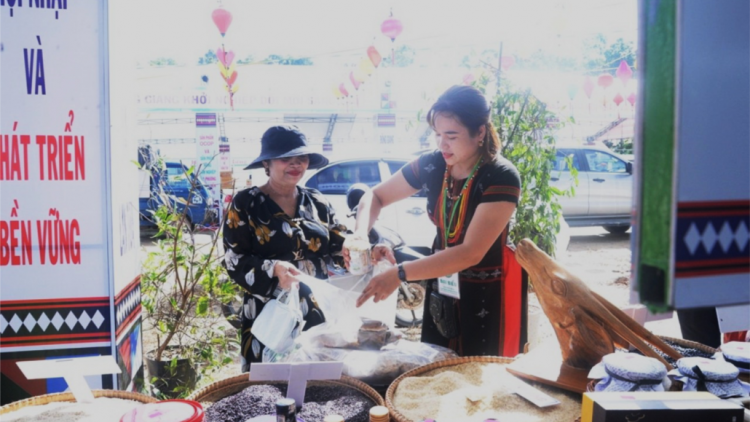 40 n’lung pr’đươi ting pấh Hội chợ đợc p’cắh, triển lãm, xay moon bh’nơơn pr’đươi OCOP lâng zâp bh’nơơn pr’đươi nông lâm nghiệp chr’nắp chr’hoong Đông Giang