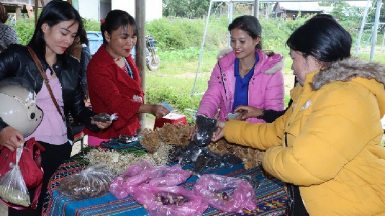 Tây Giang: Hội chợ pa căh, pa têệt pa dưr bh’nơơn ha rêê đhuôch âng Hội viên pân đil