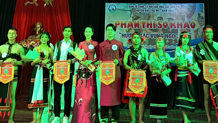 7 c’bhuh thí sinh bơơn moọt ooy chung khảo g’luh tr’thi “Râu chr’năp pr’hay coh zr’lụ Ngọc quế”