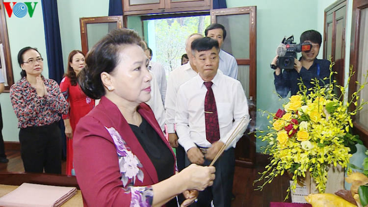 Chủ tịch Quốc hội Nguyễn Thị Kim Ngân bặt hương, hay k’nọo tước Chủ tịch Hồ Chí Minh