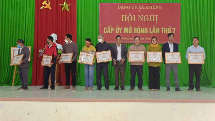 Conh Chim - Phó Bí thư Chi bộ lưch loom k’rang vel bhươl Cơ Tu
