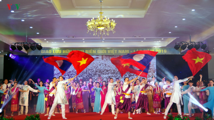 Bh’rợ xa nay giao lưu zr’ziêng c’noong k’tiếc Việt Nam – Lào: Za zum toọm Sê Pôn