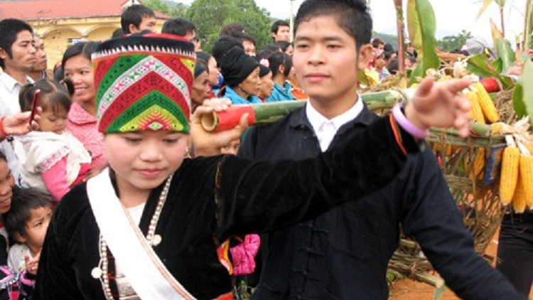 Pr’ăt tr’mông âng đha nuôr Khơmú coh vel Thẩm Phé