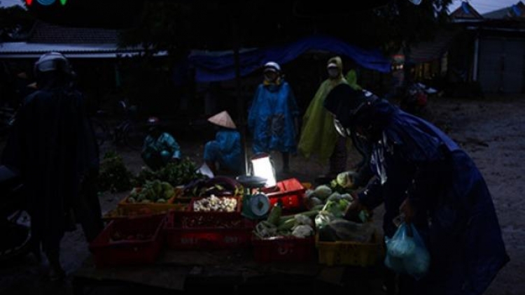 Video: Bhui har chợ đớơh ra diu A Lưới(CHỢ ĐÊM A LƯỚI)