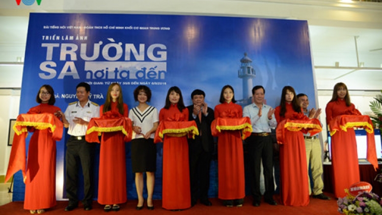 Trường Sa đhị  góc máy âng pân đil nhà báo Nguyễn Mỹ Trà
