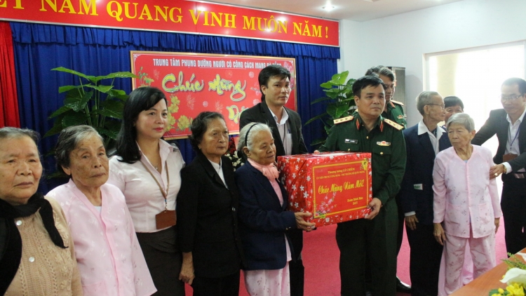 Thượng tướng Lê Chiêm, Thứ trưởng Bộ Quốc phòng lưm ta’moóh thương bệnh binh, manứih vêy công đhị Quảng Nam lâng Đà Nẵng