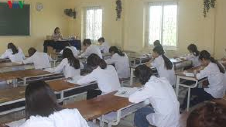 Pr’lứch t’ngay thi tr’nơợp, prang k’tiếc k’ruung vêy 34 thí sinh lâng 2 cán bộ bhrợ cắh liêm crêê quy chế thi