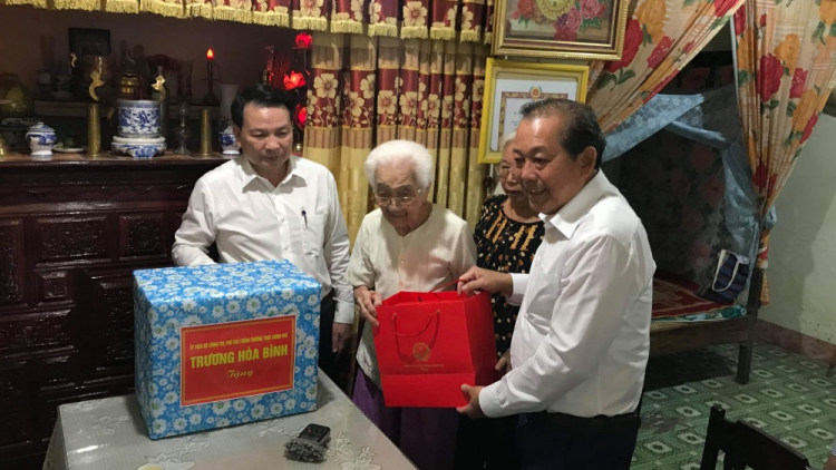 Phó Thủ tướng Trương Hoà Bình tước lum lêy apêê a Mế Việt Nam anh hùng đhị tỉnh Quảng Bình