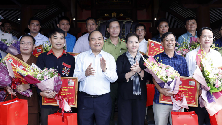 Thủ tướng Nguyễn Xuân Phúc, Chủ tịch Quốc hội Nguyễn Thị Kim Ngân bặt hương hay tước Chủ tịch Hồ Chí Minh