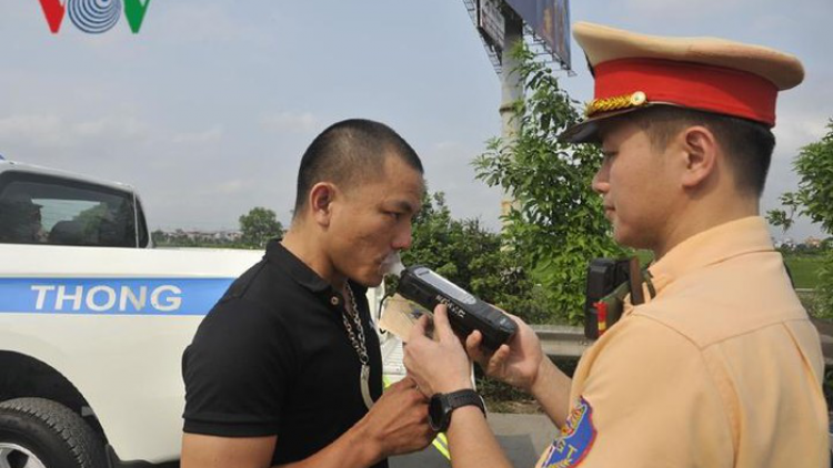 Tọom k’nặ 15.000 cha nắc bọol pưa a lắc bia ha dợ pa đhiêr xe cóh 1 c’xêê lêy cha mệêt pa zêng