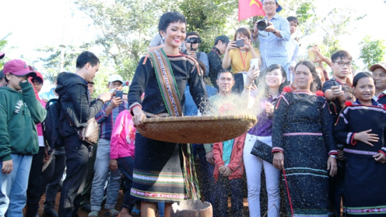 H’Hen Niê, mse\ si sa drei ]^m iăt ba hriê yan mnga kơ [uôn sang