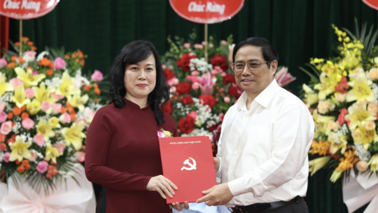 Khua knŭk kna bi klă jao klam ngă khua phŭn bruă mdrao mgŭn kơ aduôn Đào Hồng Lan