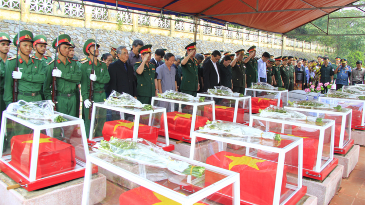 Kontum: Ba dor tơlang tơleh tơhan dêh ]ar ta pơsăn drơi [ơi dêh ]ar Lào hăng Kur