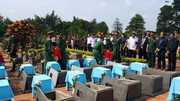 Gialai: Ba glăi dor tơlang tơleh ling tơhan pơsa\n drơi [ơi dêh ]ar Kur pơ\ tơring ]ar
