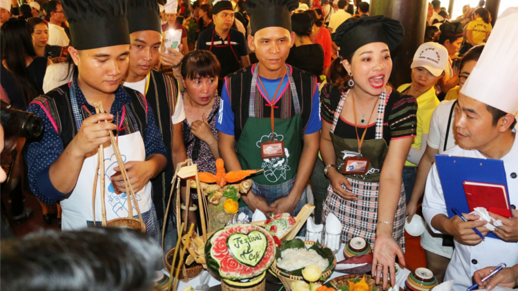 Akan ia ]roh hnoh ko\p hăng hla pơtơi – a`ăm [ong jơman mơng djuai ania Êđê