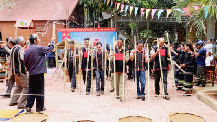 Phiăn ngă yang hơduah ia hơjan gah djuai ania Êđê [ơi Daklak