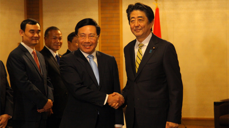 Kơ-iăng Khoa dêh ]ar ta ơi Phạm Bình Minh nao lăi pơthâo hăng Khoa dêh ]ar Japan Shinzo Abe