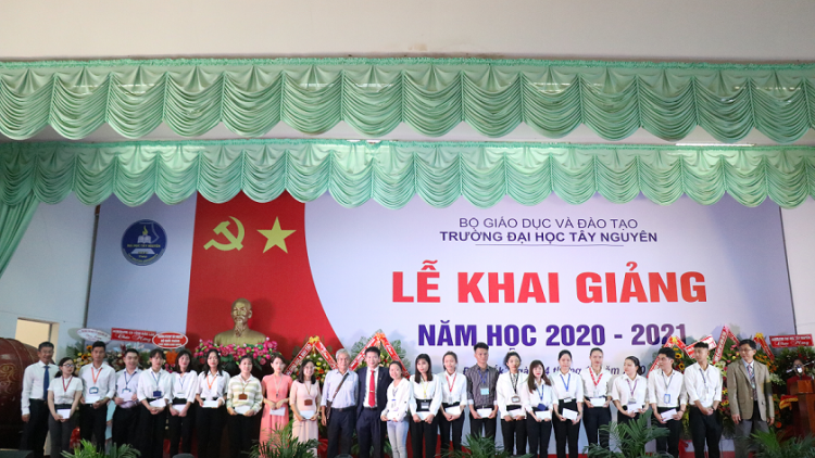 Sang hră gưl prong Đại học Tây Nguyên pok thun hrăm phrâo