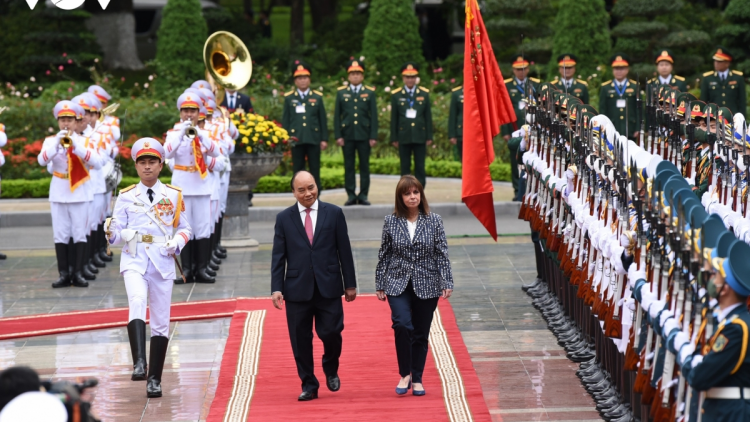 Khua mir sir dêh čar Grek rai čuă dêh čar Việt Nam