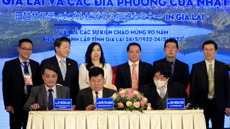 Gơnam hơmâo hăng anŏ gêh găl tuh pơ alin hrom Gia Lai hăng Japan