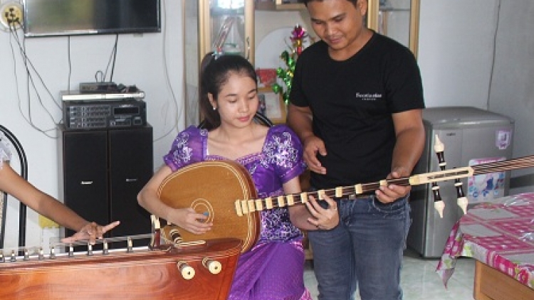 កញ្ញា Kim Sa Phép ជាមួយនឹងចំរៀងចាប៉ី។ (02-04-2017)