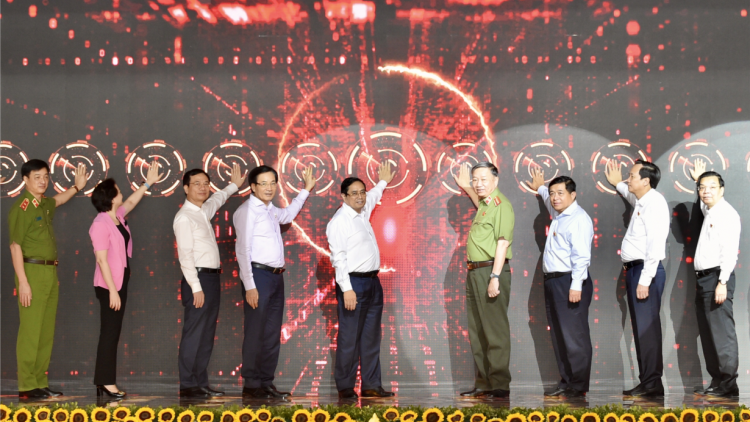 Thủ tướng Chính phủ ồng Phạm Minh Chính tus pơrjum tơn jơh broă bơ̆t bơtàu, lơh jăt rơndăp broă cơ sở dữ liệu dà lơgar bè làng bol ơm kis