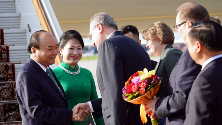 Thủ tướng tus Moscow, pơn jat tai dơ\ lòt còp ngan ngồn lơgar Nga