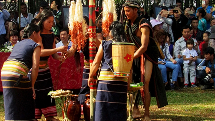 Lơh yàng lơh bòng dà ​mbòr bơh cau Sêdàng (Kon Tum)