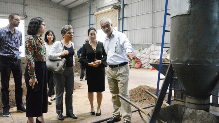 Dak Lak: Bơtàu tơngguh công nghệ nhiệt phân tàm bơceh lơh kơphe