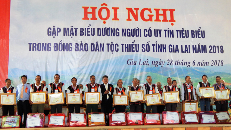 Càr Gia Lai pơn jờng 1 rơbô 300 nă kra [òn, cau geh bơngă pin dờn pơnrơ jăk