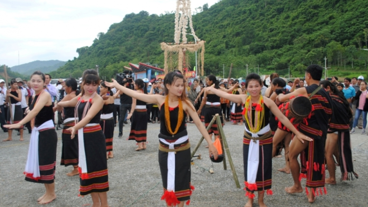 Cau Cadong đang bơnơm Ngọc Linh