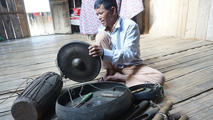 Mpong sùm sap ntas cing mồng Mơ Nâm