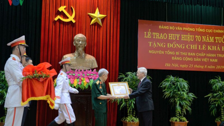 Tổng Bí thư lài do ồng Lê Khả Phiêu dờp Gai lòng 70 sơnam Đảng