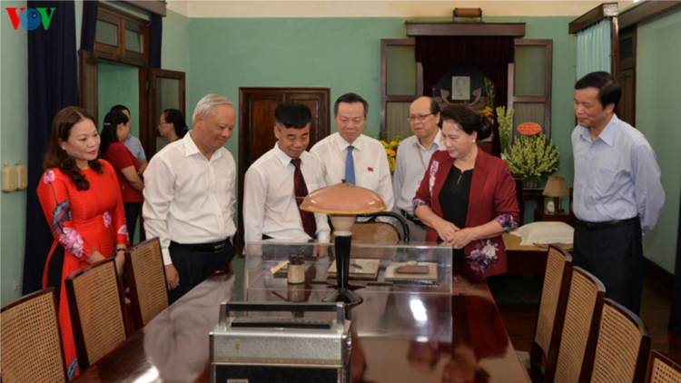 Chủ tịch Quốc hội mò Nguyễn Thị Kim Ngân chu `àng kah kơlôi Bác Hồ