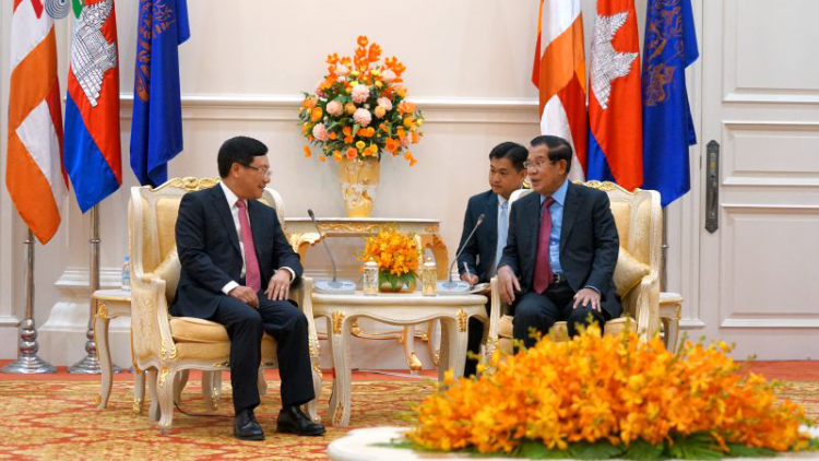 Phó Thủ tướng, Bộ trưởng Ngoại giao ồng Phạm Bình Minh tìp măt mờ Thủ tướng lơgar Campuchia ồng Samdech Techo Hun Sen