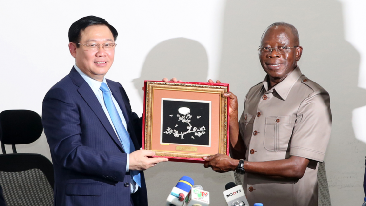 Lơgar Việt Nam mờ lơgar Nigeria pal chồl pràn broă lơh, bơcri priă lơh sa bal