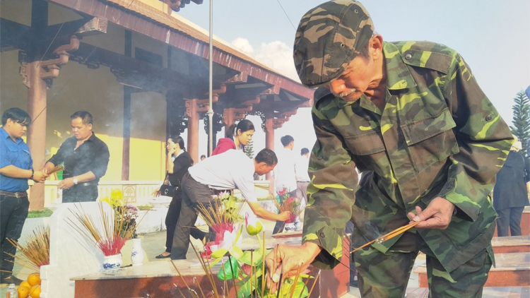 Nùs nhơm cau ling tềng hơđang bồ bơnơm Chư Tan Kra