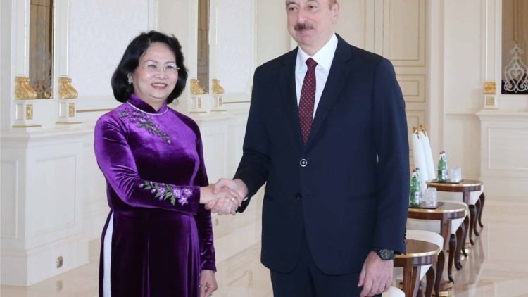 Phó Chủ tịch lơgar mò Đặng Thị Ngọc Thịnh tìp mat boh bơr mờ Kuang atbồ lơgar Azerbaijan