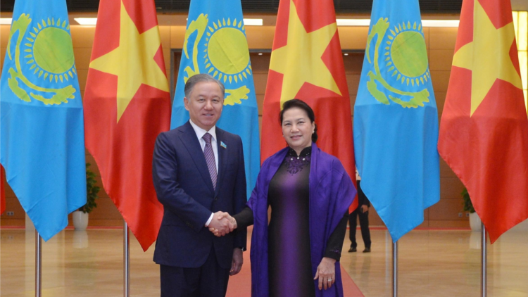 Chủ tịch Quốc hội cribơyai mờ Chủ tịch Hạ viện lơgar Kazakhstan