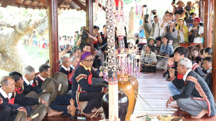 Bơta niam bơh broa\ lơh dờp oh mi kòn cau Rơđê dê